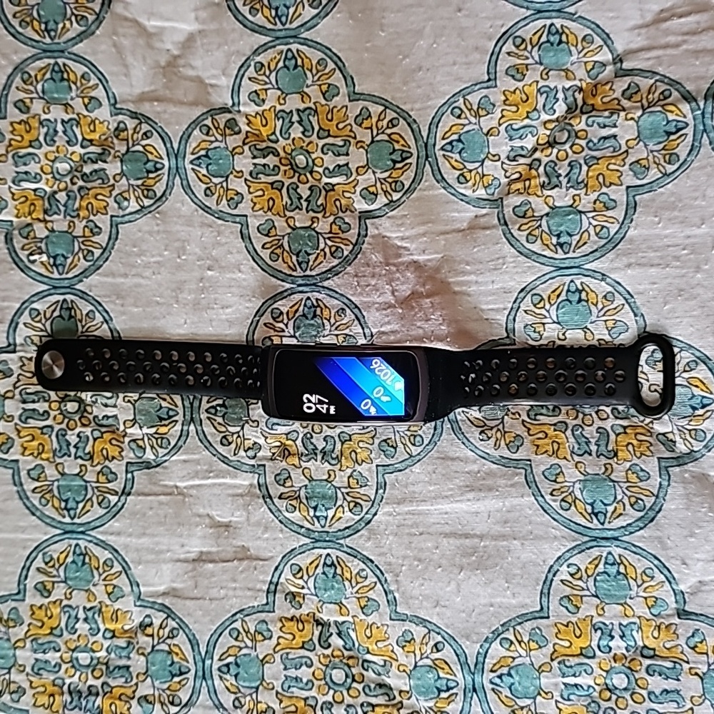 Samsung Gear Fit2 Smartwatch - Picture 2 of 8